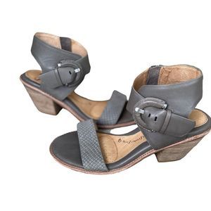 SOFFT Menaka Snare Grey Wrap Buckle Stack Heel Zipper Cushioned Sandal Sz 6